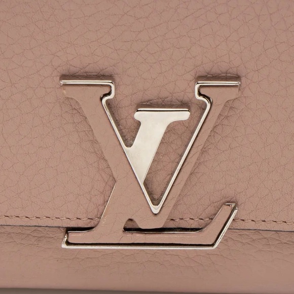 Louis Vuitton Capucines Wallet in Magnolia - Picture 10 of 16